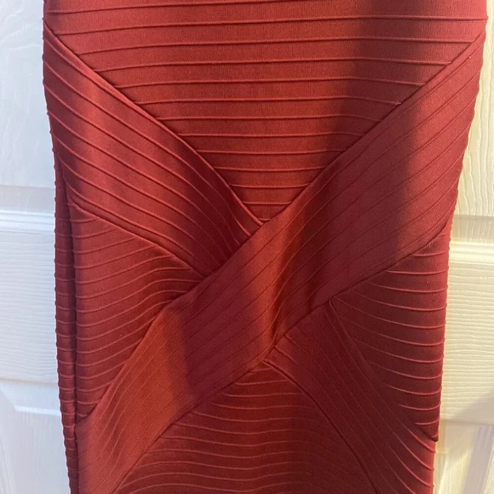 ARAN’S DEN MAROON DRESS - Picture 3 of 4